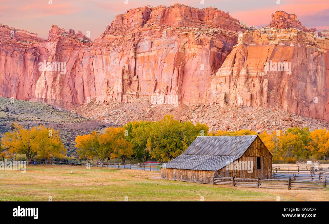 Gifford storico fienile lungo il fiume Fremont a Capitol Reef National Park nello Utah Foto Stock