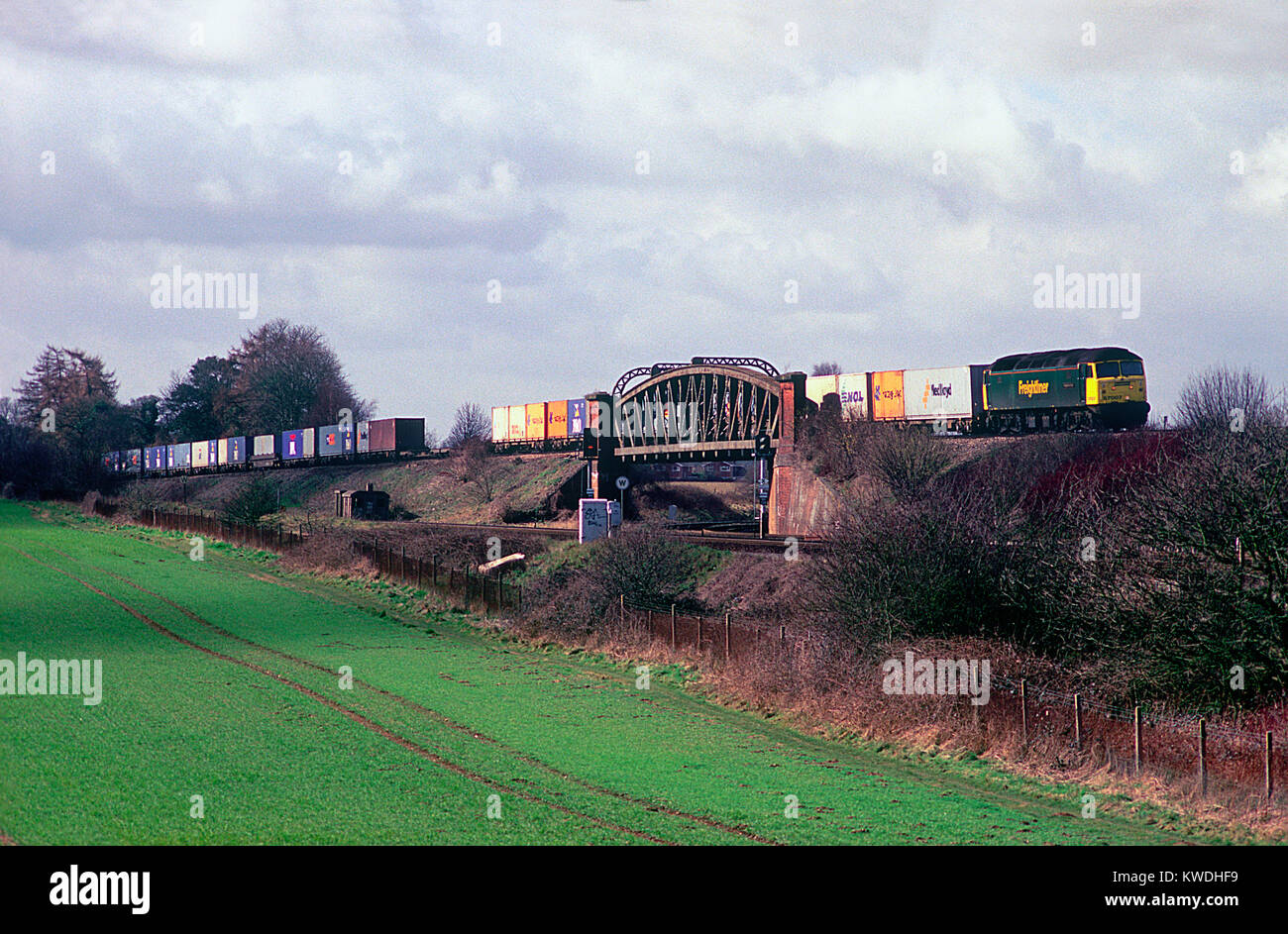 Una classe 57 locomotive diesel 57007 numero di attraversamento del cavalcavia Battledown con un caricato freightliner a Worting giunzione in Hampshire. Il 7 marzo 2002. Foto Stock Una classe 57 locomotive diesel 57007 numero di attraversamento del cavalcavia Battledown con un caricato freightliner a Worting giunzione in Hampshire. Il 7 marzo 2002. Foto Stock