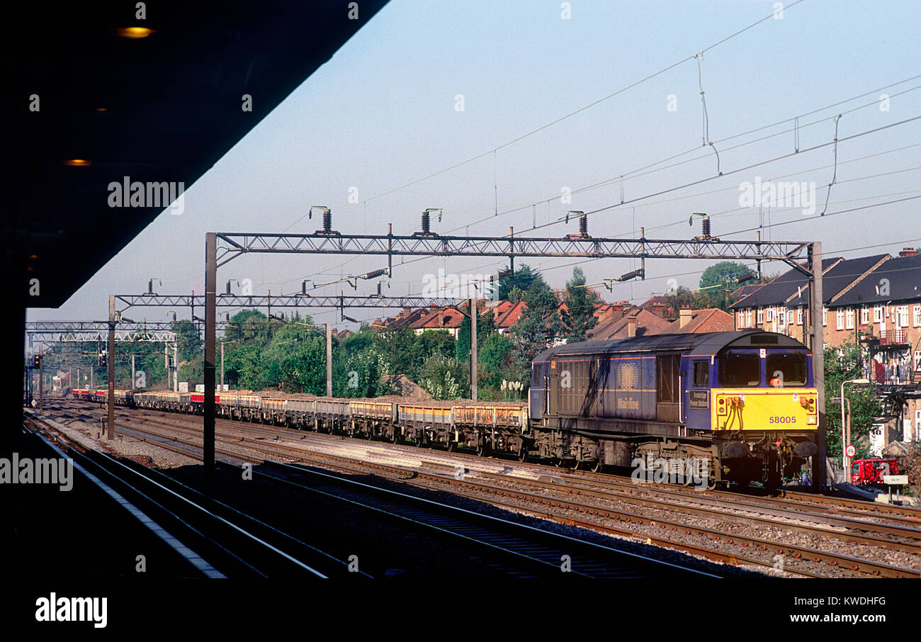 Una classe 58 locomotiva diesel numero 58005 lavorando una lunga ingegneri capi del treno in direzione sud lungo la linea principale della costa occidentale a sud di Kenton nella zona ovest di Londra. Il 19 ottobre 1997. Foto Stock Una classe 58 locomotiva diesel numero 58005 lavorando una lunga ingegneri capi del treno in direzione sud lungo la linea principale della costa occidentale a sud di Kenton nella zona ovest di Londra. Il 19 ottobre 1997. Foto Stock