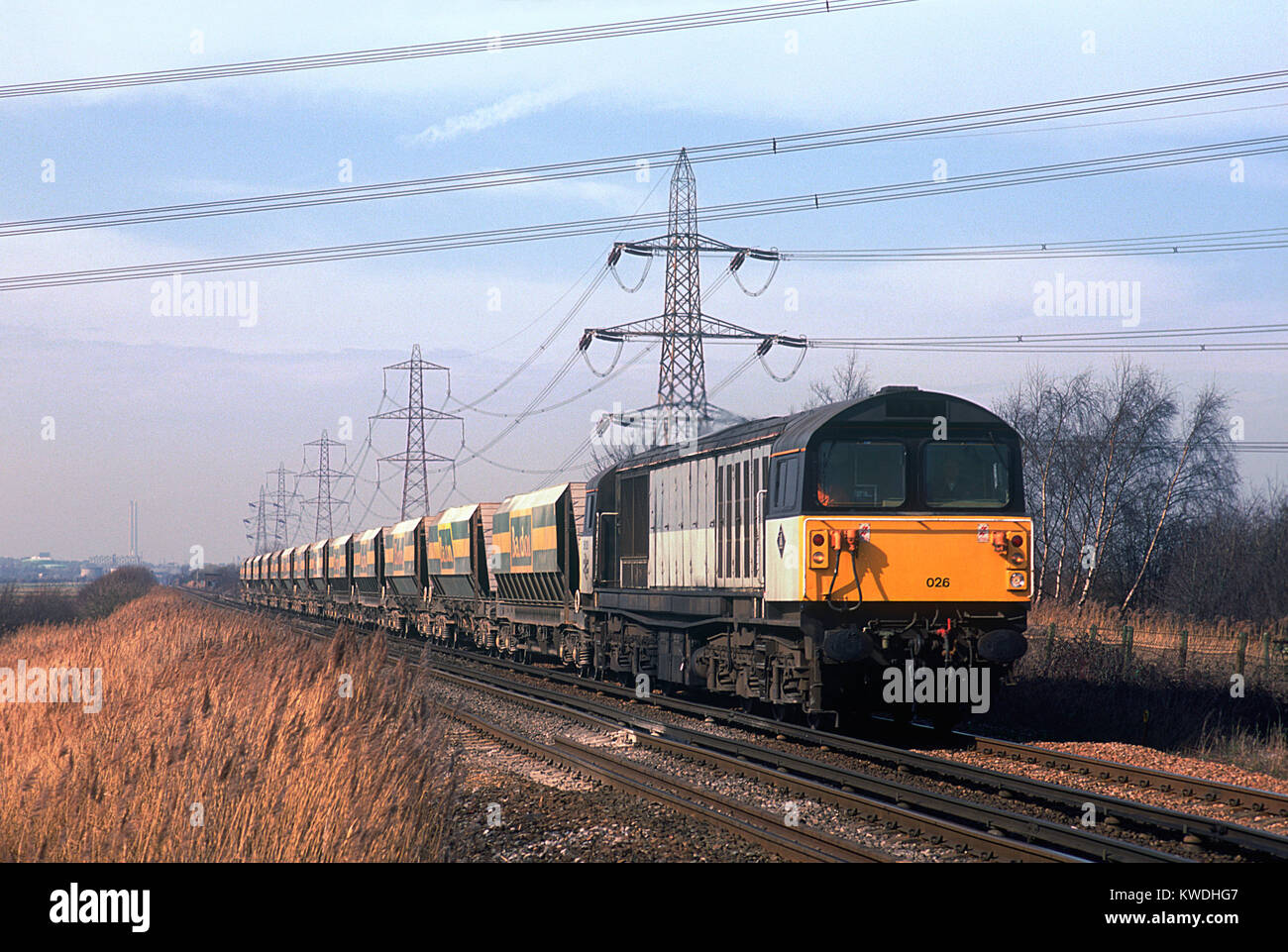 Una classe 58 locomotiva diesel numero 58026 con un treno di Bardon carri di pietra si avvicina Hoo giunzione nel Kent. Undicesimo Marzo 1995. Foto Stock