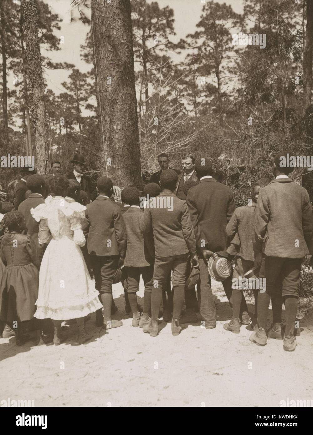 Theodore Roosevelt ascoltando African American bambino cantando, 10 aprile 1902. Essi erano bambini operai sul Pinehurst Tea Farm, Summerville, Carolina del Sud (BSLOC 2017 6 55) Foto Stock