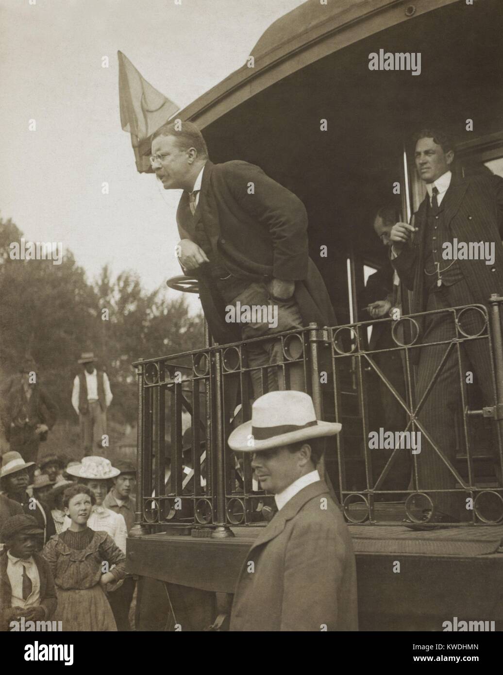 Presidente Theodore Roosevelt parlando a un pubblico che comprende molti americani Africani. TR si appoggia sopra la parte posteriore di un vagone ferroviario nel 1907 a sottolineare importante dichiarazione. Posizione non identificato (BSLOC 2017 6 72) Foto Stock