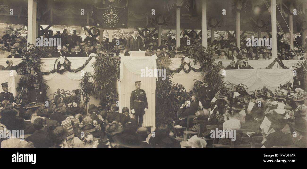 Presidente Theodore Roosevelt parlando alla pietra angolare che stabilisce, Pan American Union Building. Maggio 11, 1908, Washington, D.C. Fondata nel 1890, l'Unione Panamericana si è evoluta nell'Organizzazione degli Stati Americani nel 1948. Seduto alla destra dei presidenti sono George Cortelyou, Andrew Carnegie e Elihu root (BSLOC 2017 6 73) Foto Stock
