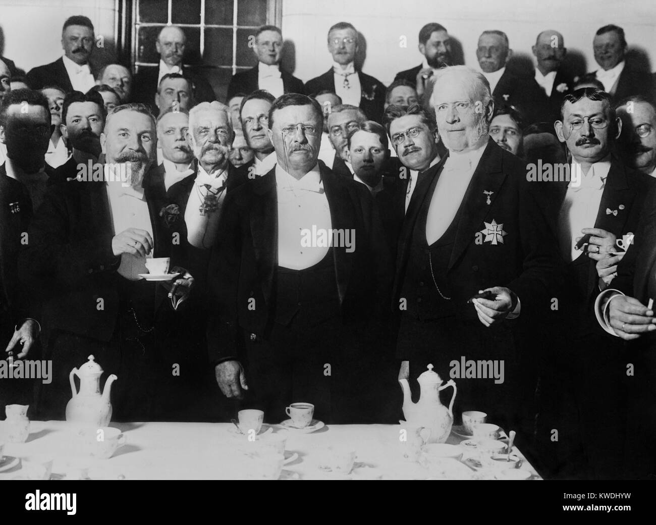 Ex-President Theodore Roosevelt a City Hall a banchetto, Copenaghen, 7 maggio 1910. TR è la figura centrale affiancato da uomini in royal abito formale (BSLOC 2017 8 18) Foto Stock