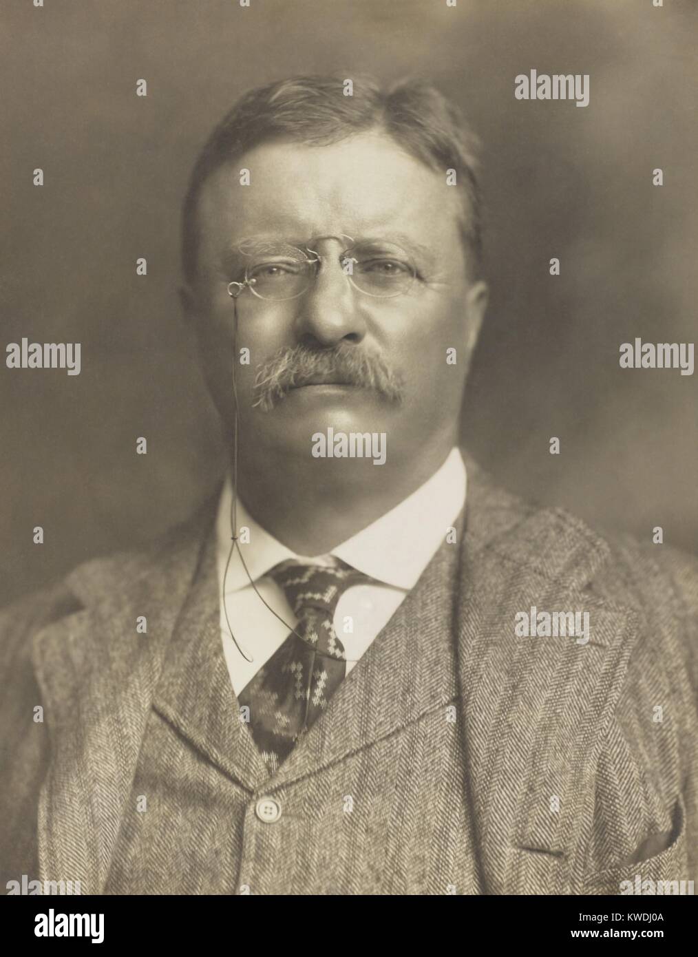 Ex-President Theodore Roosevelt sconcertante per la progressiva i repubblicani, agosto-Ott. 1910. Durante la sua a medio termine elezione sconcertante per la progressiva i repubblicani, TR articolato il suo nuovo nazionalismo. È apprezzato il lavoro come superiore al capitale; benessere comune al di sopra dei diritti di proprietà, e denigrato corporate influenza nella politica e tribunali (BSLOC 2017 8 28) Foto Stock