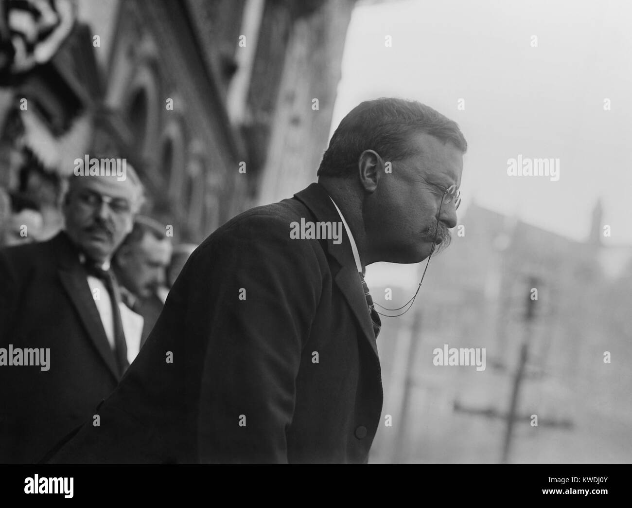 Il colonnello Theodore Roosevelt, parlando a Yonkers, New York. Egli ha parlato di una folla di 6.000 dal balcone di Getty House hotel. Egli è stato adoperato per e Henry Stimson per la carica di governatore e altri repubblicani progressiva (BSLOC 2017 8 40) Foto Stock