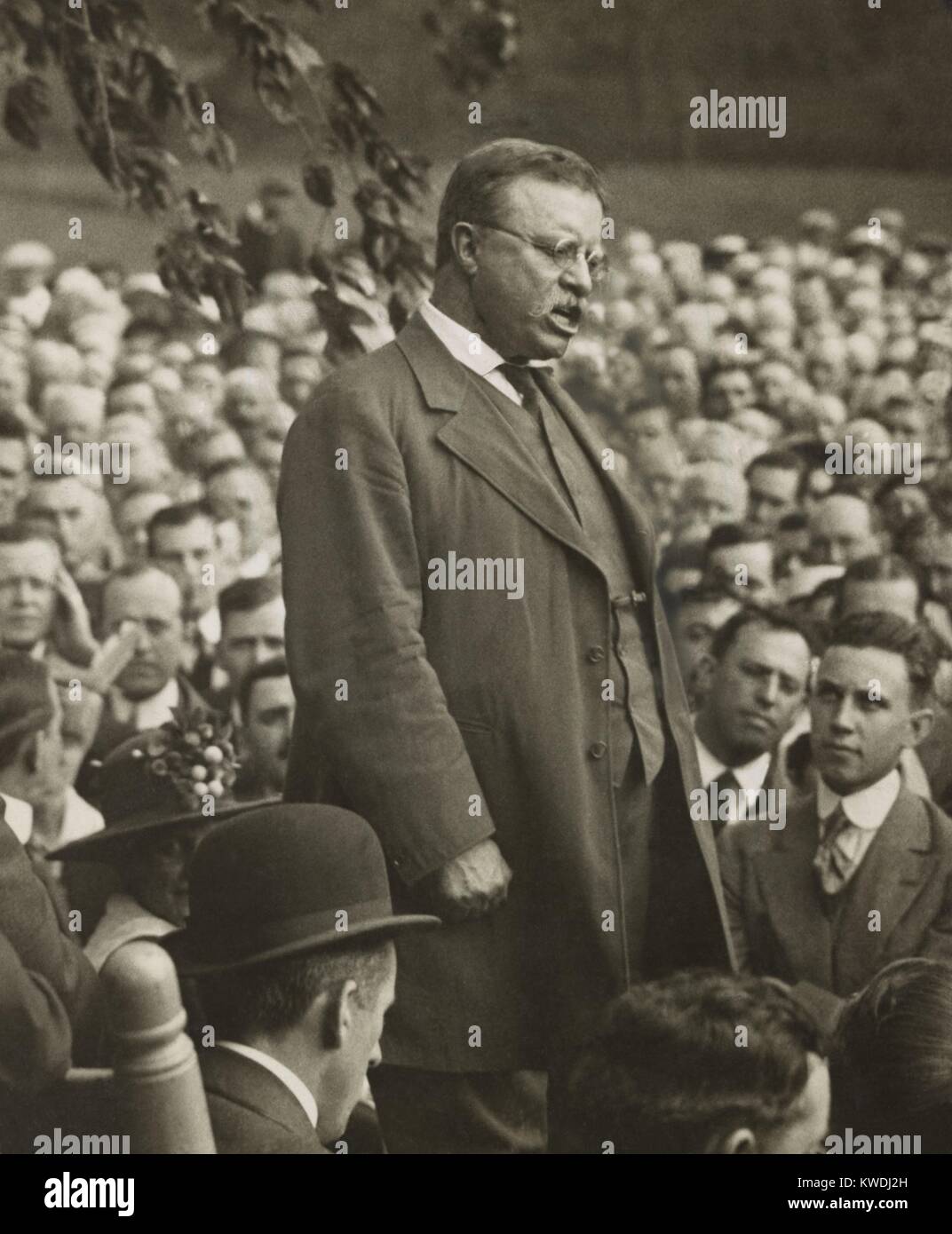 Col. Theodore Roosevelt sconcertante per un compagno politico, c. 1912-15. Posizione non identificati (BSLOC 2017 8 74) Foto Stock