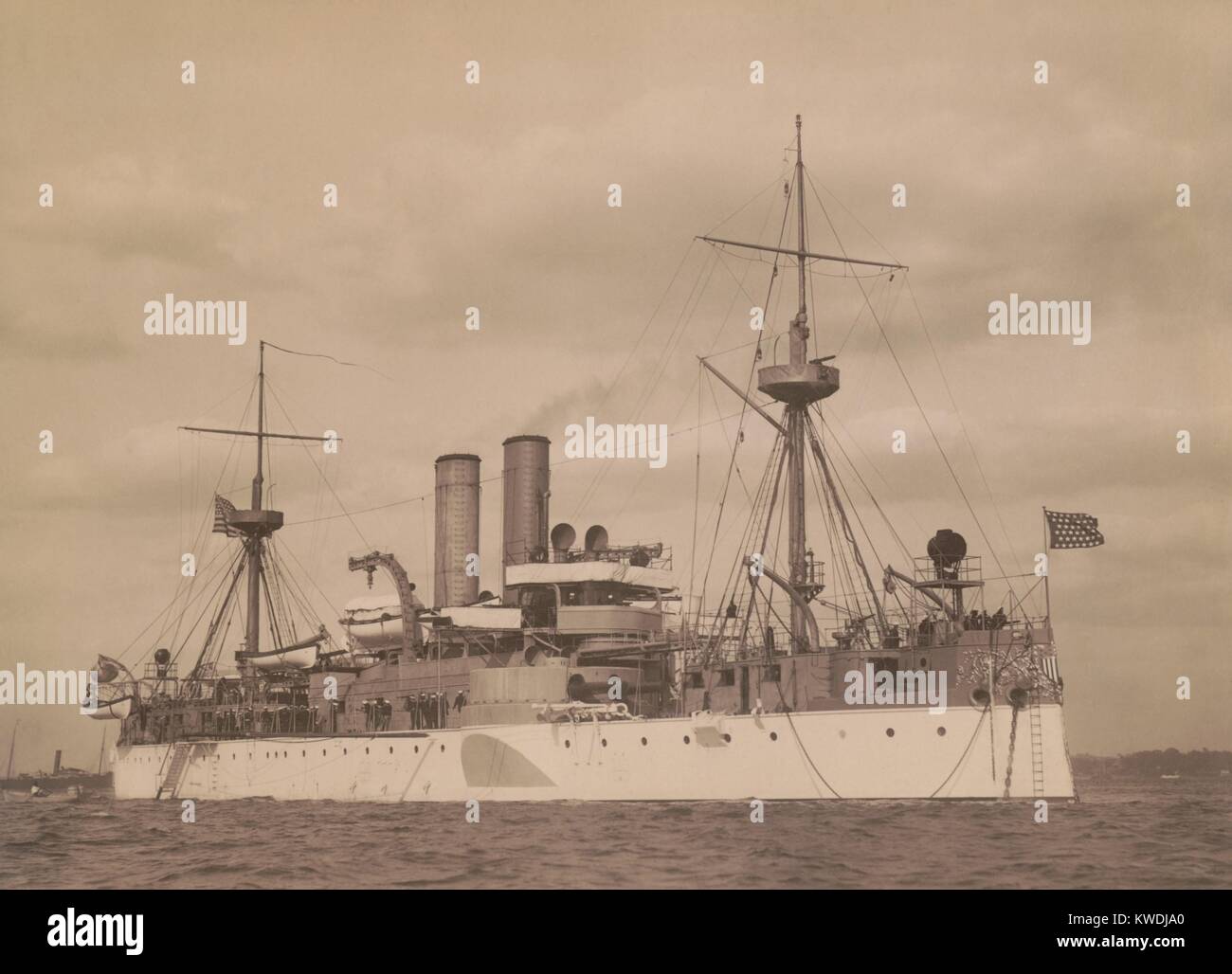 USS Maine all'ancoraggio in un porto statunitense, c. 1896. Commissionato nel 1895 lei era di 2a classe corazzata (BSLOC 2017 10 10) Foto Stock