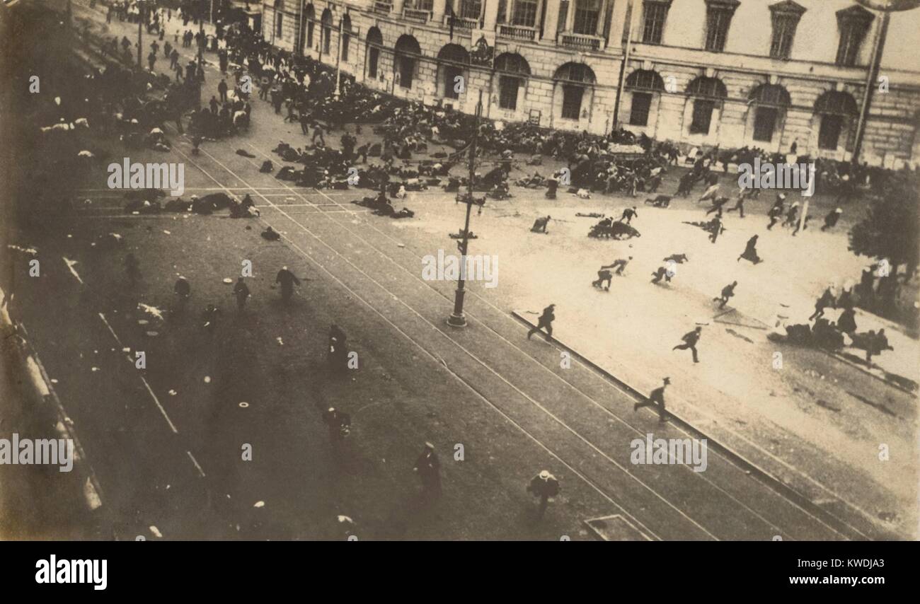 Street manifestanti hanno sparato su dalle truppe del governo provvisorio dal tetto della biblioteca pubblica. Nevsky Prospect, Petrograd. Luglio 4, 1917. Nel periodo critico di luglio i giorni della rivoluzione russa il Bolsheviks oppone il governo guidato da Alexander Kerensky. In fine, le giornate di luglio ha confermato la popolarità del anti-guerra, radicale bolscevichi guidati da Lenin (BSLOC 2017 10 101) Foto Stock