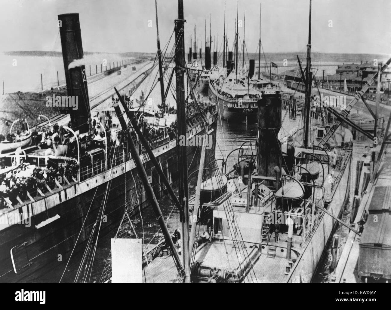 Nove caricato trasporta lo spostamento fuori in Tampa Bay nel giugno 1898. Essi erano destinati per la costa sud-orientale di Cuba per impedire che le forze spagnole a Santiago da azioni di coordinamento con le forze nella parte occidentale di Cuba (BSLOC 2017 10 16) Foto Stock