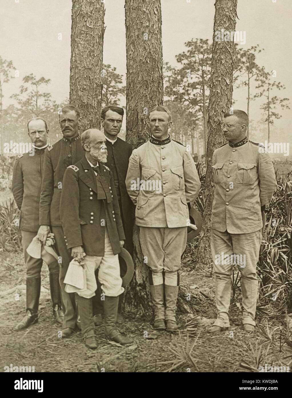 Il personale del primo noi reggimento di volontari in Tampa Florida con generale confederato Joe Wheeler. La foto è stata scattata nel maggio 1898 prima del loro imbarco per Cuba. L-R: Principali Alexander Oswald Brodie; Taylor MacDonald, Generale Joe Wheeler (con barba); giornalista Richard Harding Davis; Col. Leonard legno; Lt. Col. Theodore Roosevelt (BSLOC 2017 10 24) Foto Stock