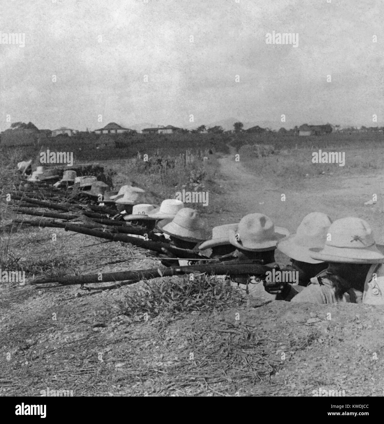 Soldati cubani nel loro trincee in Pinar del Rio, la provincia più occidentale di Cuba, ca. 1899 (BSLOC 2017 10 44) Foto Stock
