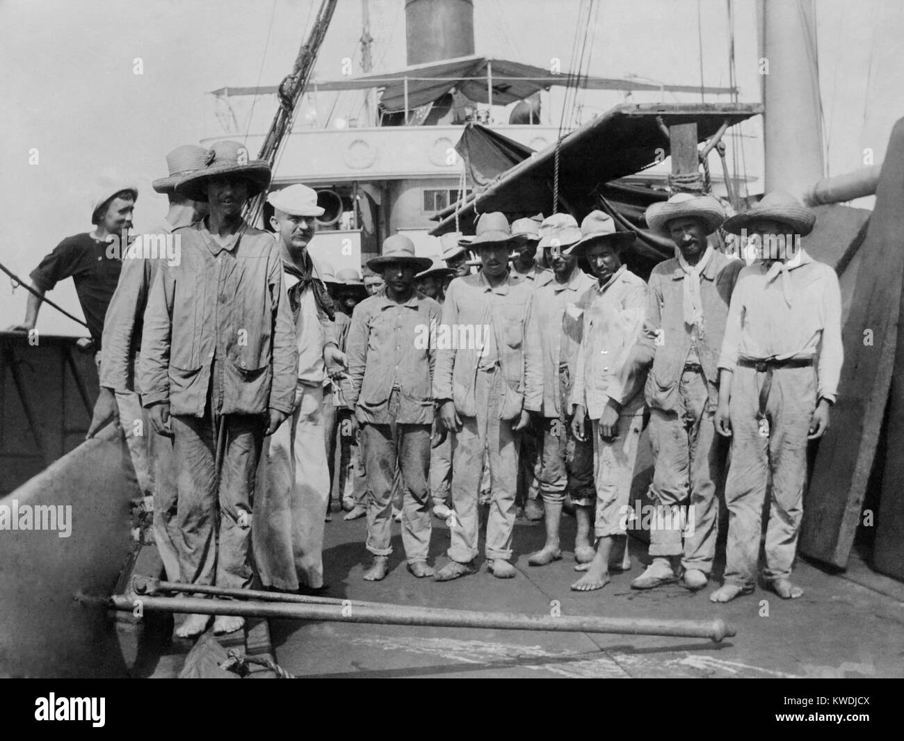 Prigionieri spagnoli a bordo il collier (carbone nave) Abarenda a Guantánamo, 14 giugno 1898. Noi accettato di trasportare la guarnigione spagnola per tornare in Spagna in termini di rinuncia a Santiago (BSLOC 2017 10 57) Foto Stock