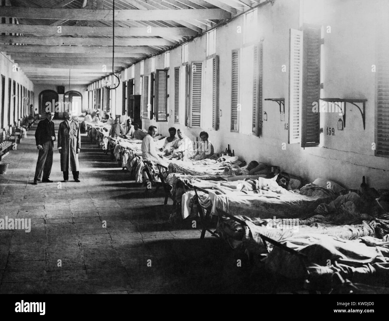 Mens ward in una febbre gialla ospedale, l'Avana, Cuba, ca. 1899 (BSLOC_2017_10_59) Foto Stock