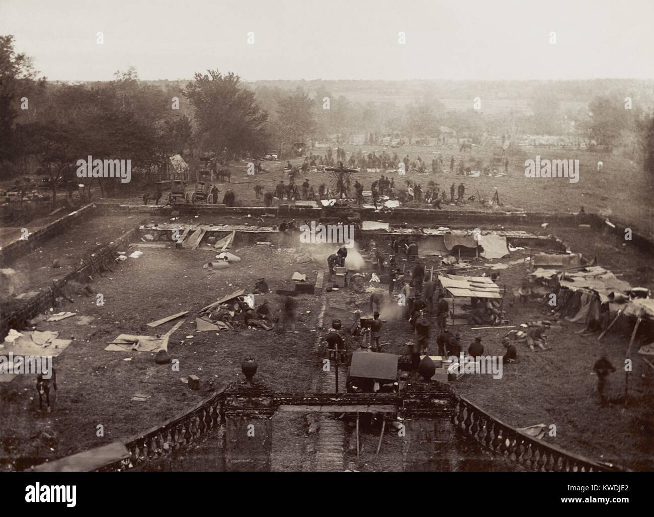 California e Idaho truppe nel sagrato della chiesa di San Pedro Macati, Pasig, Marzo 14-15, 1899. Durante la seconda battaglia di Manila, nel primo organizzato noi campagna della guerra Philippine-American, la chiesa è stata utilizzata come un ospedale e un campeggio per i soldati americani (BSLOC 2017 10 78) Foto Stock