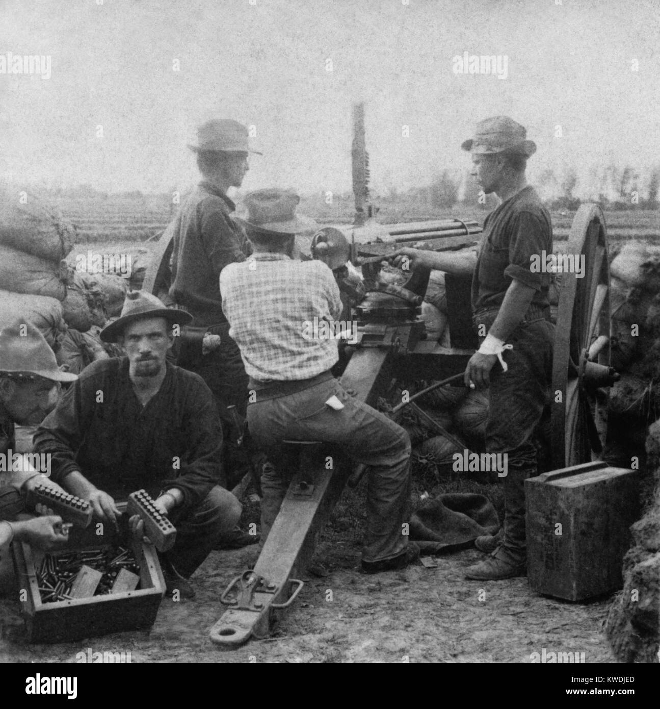 Gatling Gun istruiti sui Filippini, vicino a Manila, in guerra Philippine-American nel 1899. La Gatling Gun è un inizio rapido-fire caricato a molla, mano a gomito, precursore della mitragliatrice (BSLOC 2017 10 85) Foto Stock