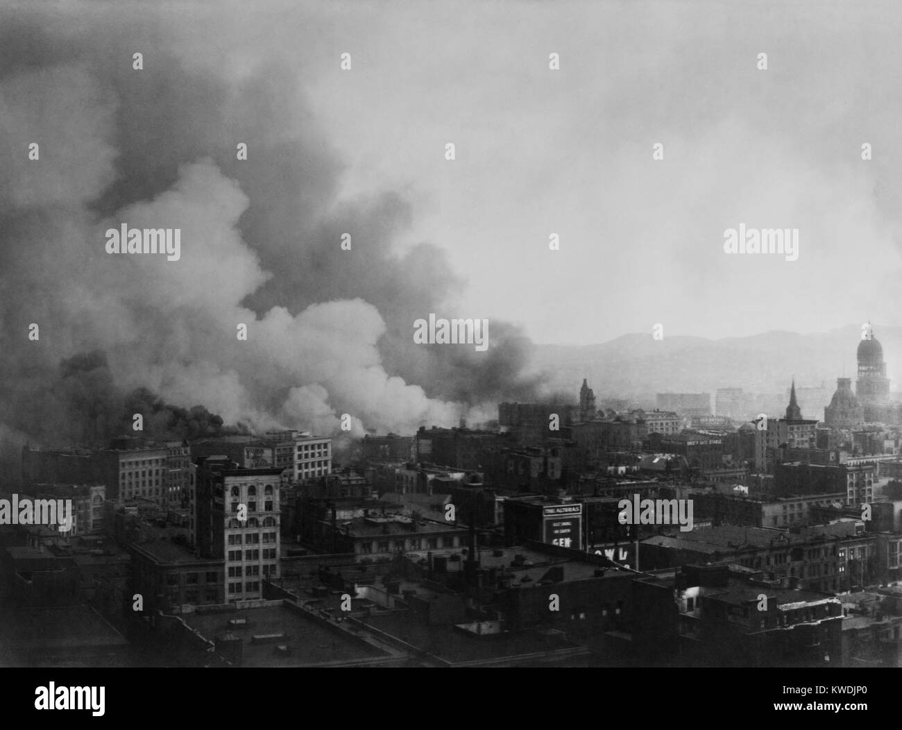 Fumo billowing sopra San Francisco, dopo il mese di Aprile 18, 1906 terremoto. Vista dall'edificio dello Stock Exchange all'inizio dell'incendio (BSLOC 2017 17 13) Foto Stock