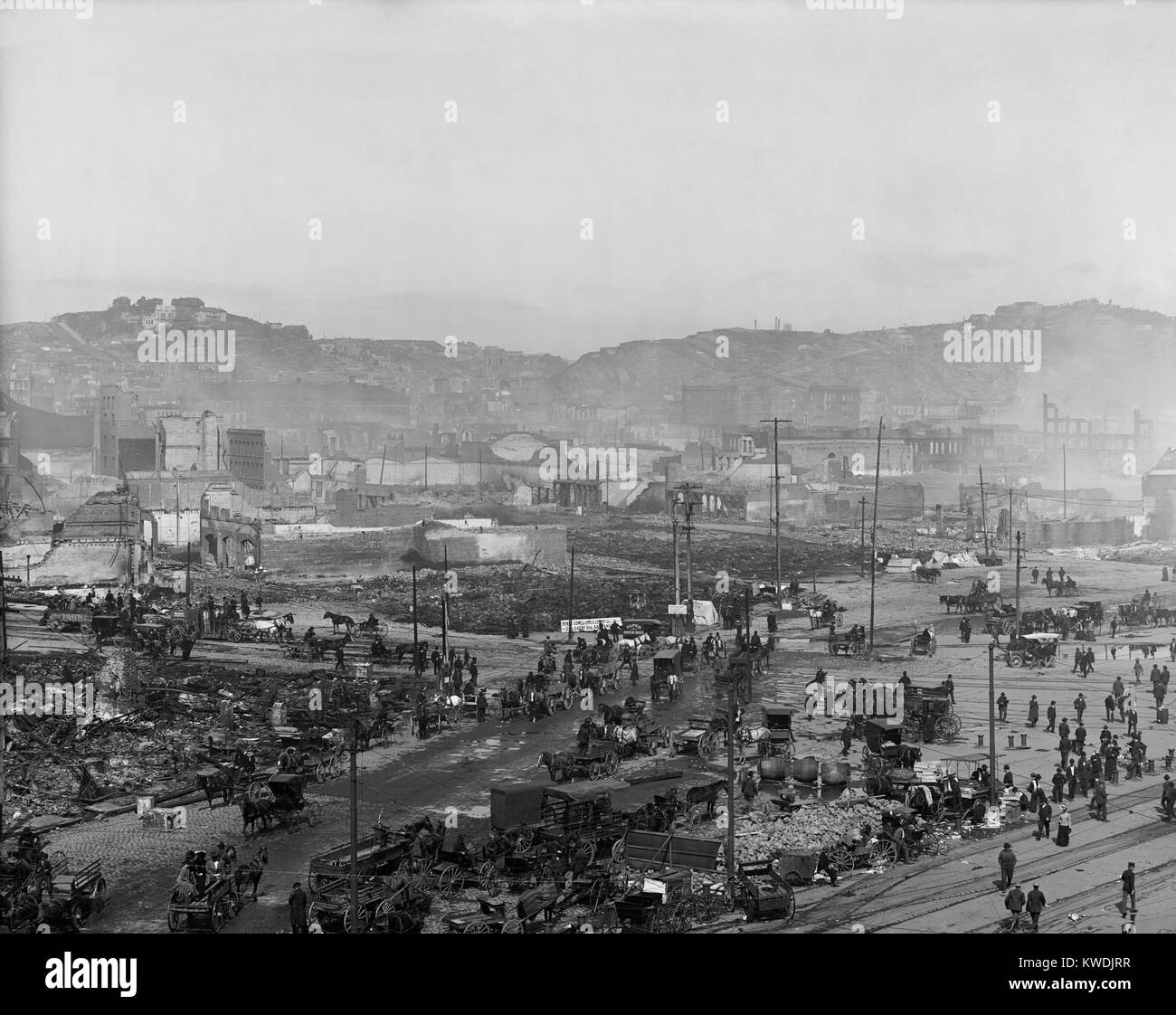 Attività tra le rovine di San Francisco il terremoto e 3 giorni di fuoco in aprile 1906. Casa carri trainati mill nelle strade sotto il russo e il Telegraph colline. Foto scattata dal tetto del traghetto Post Office (BSLOC 2017 17 48) Foto Stock