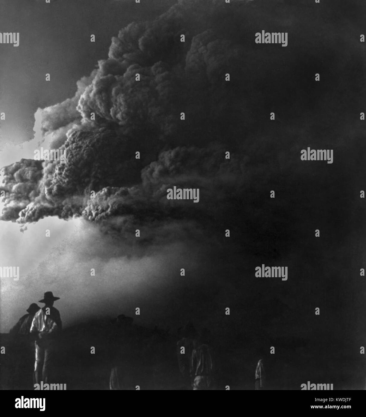 Mt. La Pelée, sulla Martinica, oscurata da nuvole di fumo e di vapore, il 30 agosto 1902. Due mesi prima, la sua eruzione uccise 30.000 persone nella città costiera di San Pierre (BSLOC 2017 17 62) Foto Stock