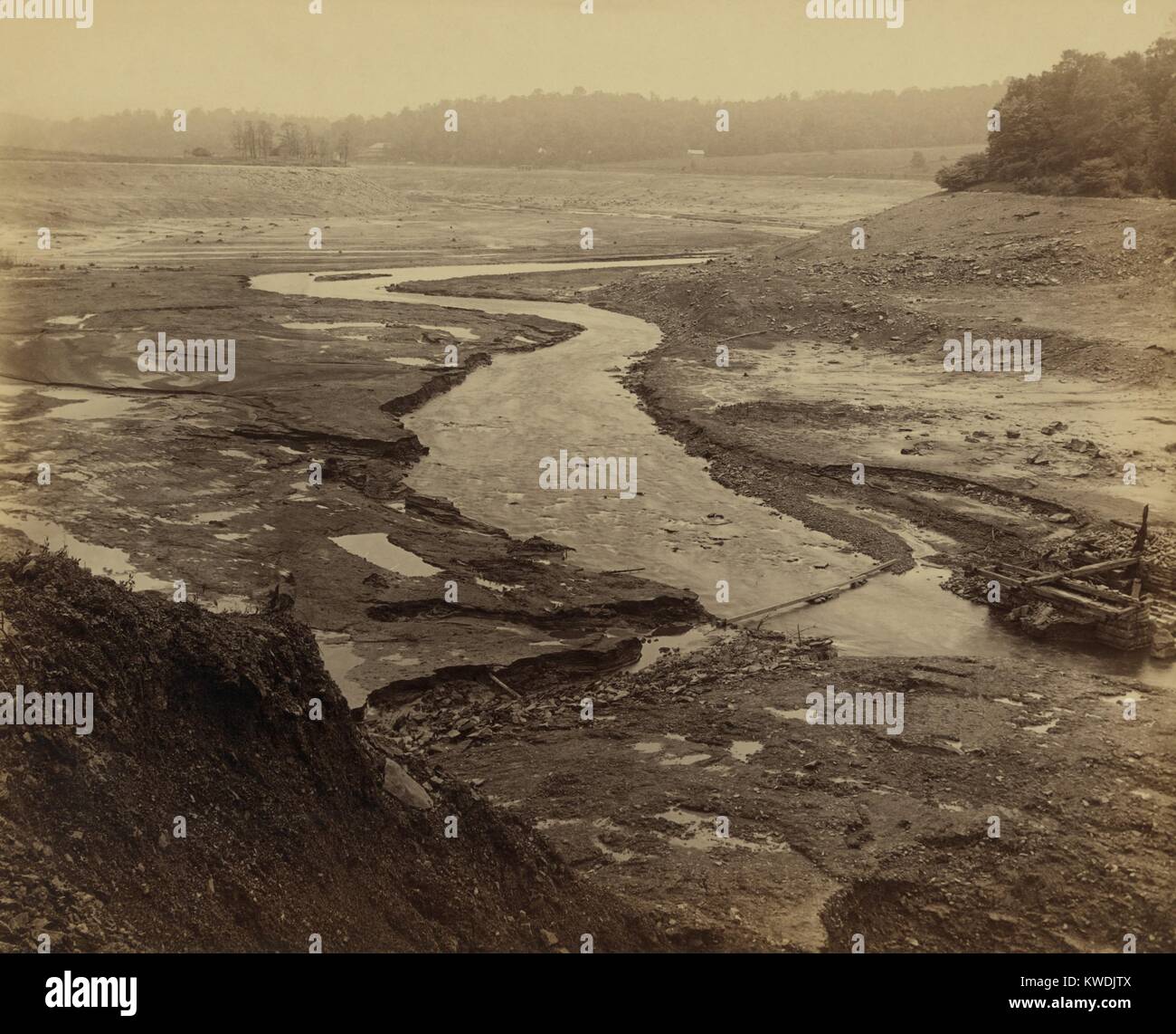 Letto di Lago Conemaugh, le cui acque erano rilasciato nel torrente di Johnstown alluvione del 1889. Fotografia è stata presa dalla parte superiore della rotta sud Forcella Dam poco dopo il Maggio 31, 1889 diga crolli. La terracotta obsoleti diga fu costruito nel 1840 come parte di un cross-Pennsylvania canal system (BSLOC 2017 17 70) Foto Stock