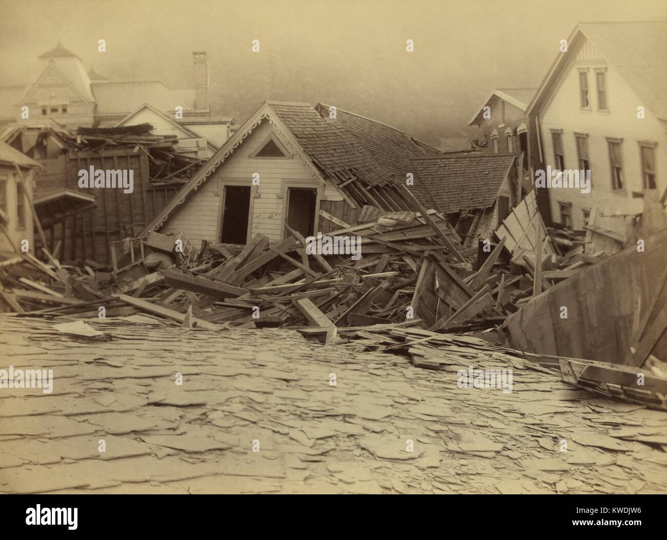 Resti di case dopo il diluvio Johnstown, del 31 maggio 1889. L'edificio è identificato come la casa di George Hamilton, Assistente capo della Cambria Iron Mills (BSLOC 2017 17 76) Foto Stock