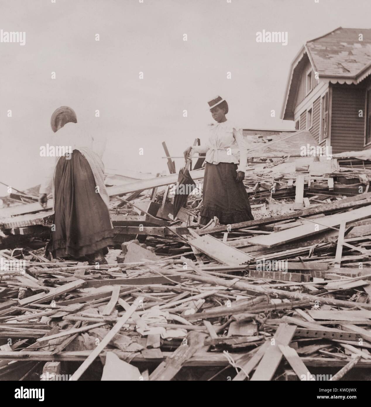 Due americano africano donne sulle macerie cercando di trovare dove loro Galveston home si fermò. 30.000 persone sono rimaste senza tetto dal grande Galveston uragano e il suo piede 15 mareggiata sul Sett. 8, 1900 (BSLOC 2017 17 90) Foto Stock