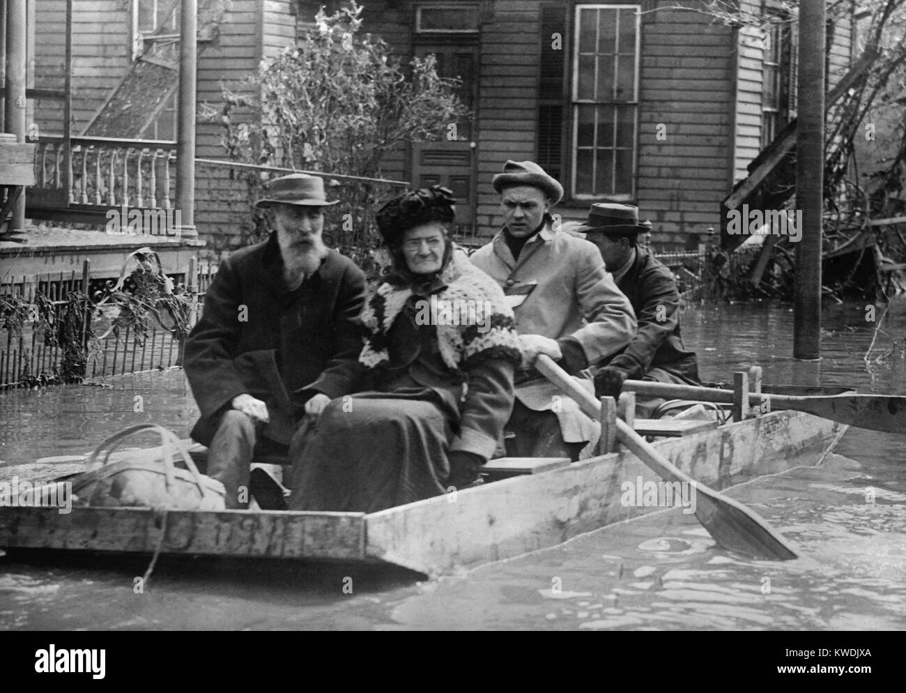 Una coppia di anziani viene evacuato dalla loro casa di Dayton in una piccola barca di legno nel marzo 1913. Durante la grande alluvione del 1913 era Ohios meteo più grande catastrofe degli inizi del XX secolo (BSLOC 2017 17 97) Foto Stock
