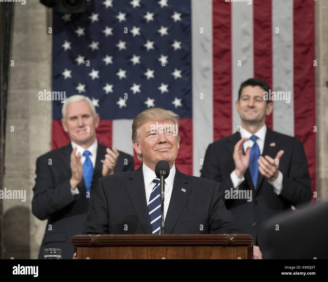 Presidente Donald Trump offre il suo primo indirizzo per una sessione congiunta del Congresso, 28 febbraio, 2017. Sullo sfondo sono Vice Presidente Mike Pence e altoparlante della casa Paolo Ryan (BSLOC 2017 19 5) Foto Stock