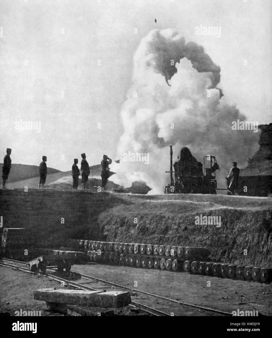 Un giapponese di 11 pollici assedio la pistola spara su Port Arthur durante la guerra Russo-Giapponese. La 500 libbra shell può essere visto in volo al di sopra della pistola (BSLOC 2017 18 103) Foto Stock