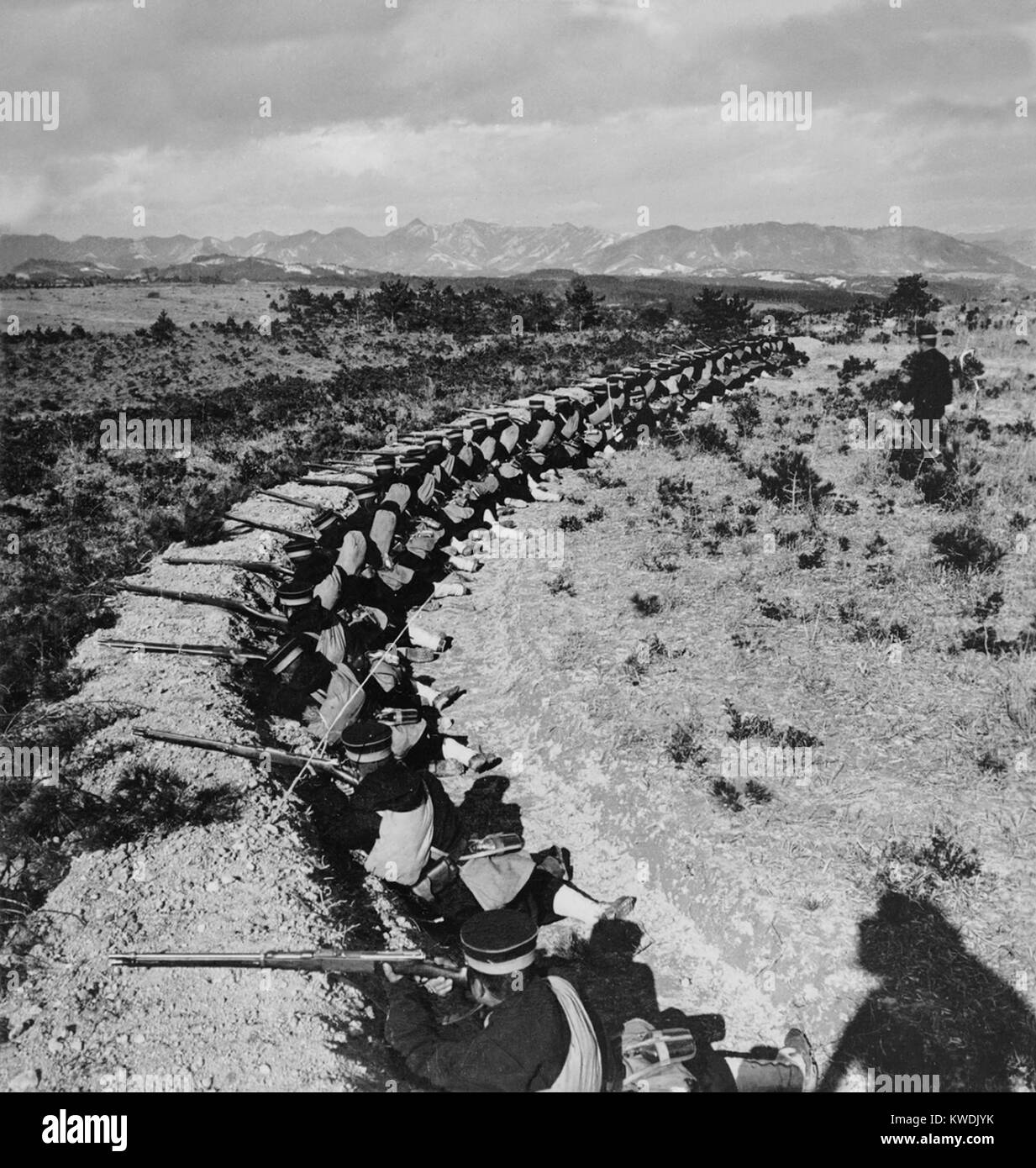 I soldati giapponesi in una posizione radicata in Manciuria, durante la guerra Russo-Giapponese, 1904-05. Dieci anni più tardi, trincee sarebbe diventato una icona della grande guerra europea, WW1. (BSLOC 2017 18 111) Foto Stock