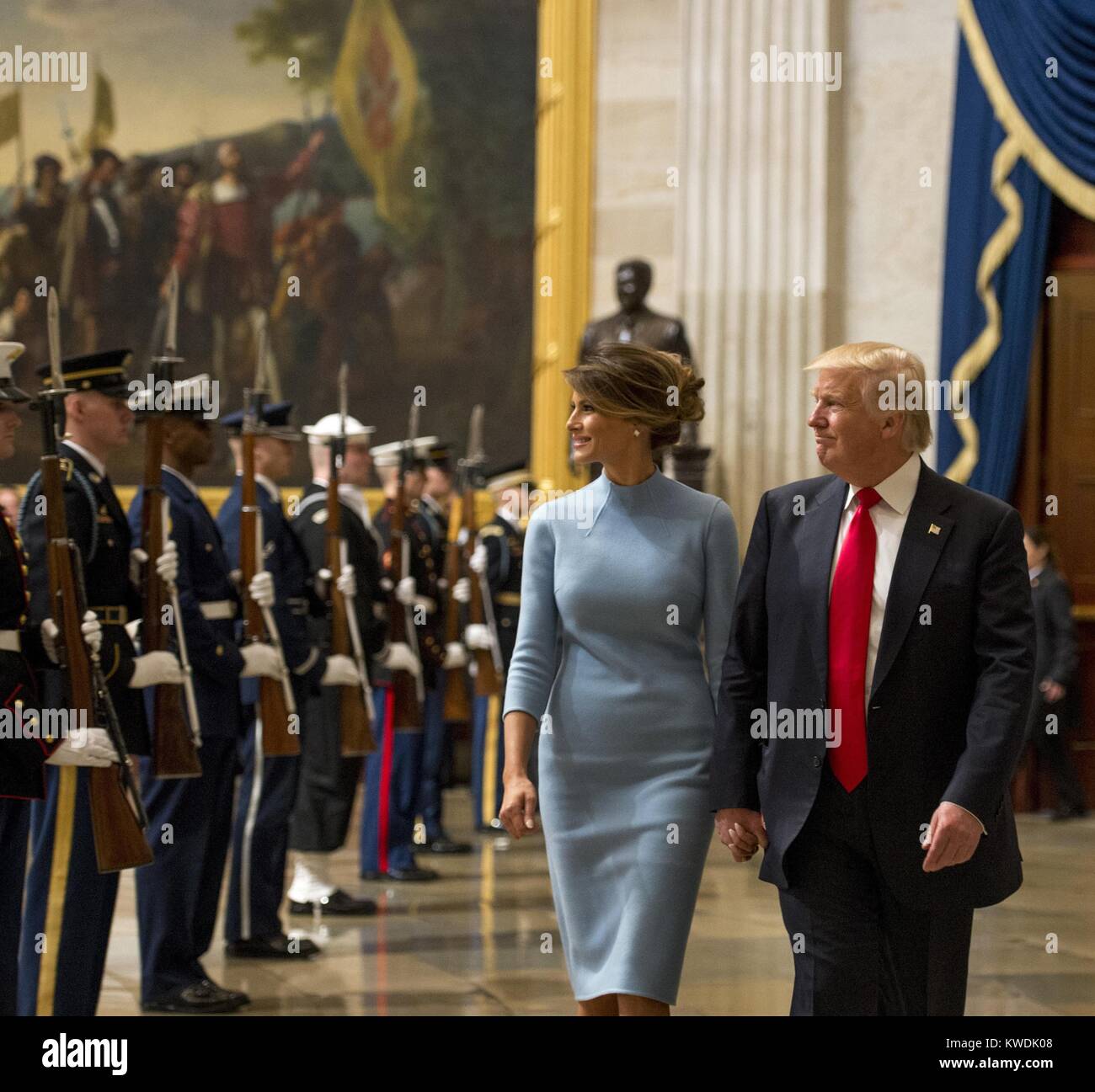 Presidente Donald Trump e la First Lady Melania Trump a piedi attraverso un forze congiunte onore cordon. La prima donna indossa una polvere guaina blu vestito disegnato da Ralph Lauren nella rotonda del Campidoglio dopo la cerimonia di inaugurazione a gennaio 20, 2017 (BSLOC 2017 18 123) Foto Stock