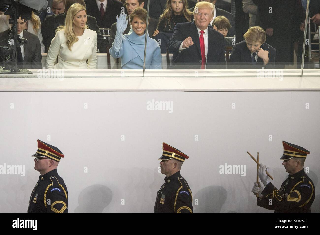 Presidente Donald Trump e i membri della sua famiglia guarda la Parata inaugurale, 20 gennaio, 2017. In prima fila, alla Casa Bianca il riesame, L-R: Ivanka Trump, il Presidente, prima signora Melania Trump, e Barron Trump (BSLOC 2017 18 125) Foto Stock