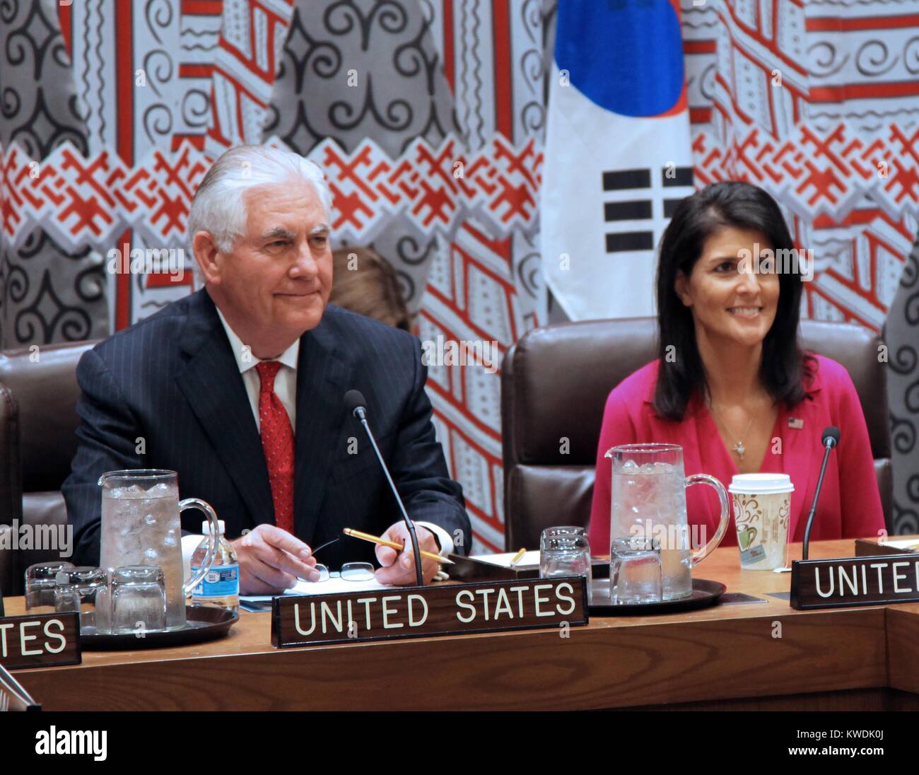 Noi Segretario Tillerson e ambasciatore delle Nazioni Unite Nikki Haley soddisfare con Est alleati asiatici, 28 aprile 2017. Presso le Nazioni Unite a New York City (BSLOC 2017 18 131) Foto Stock