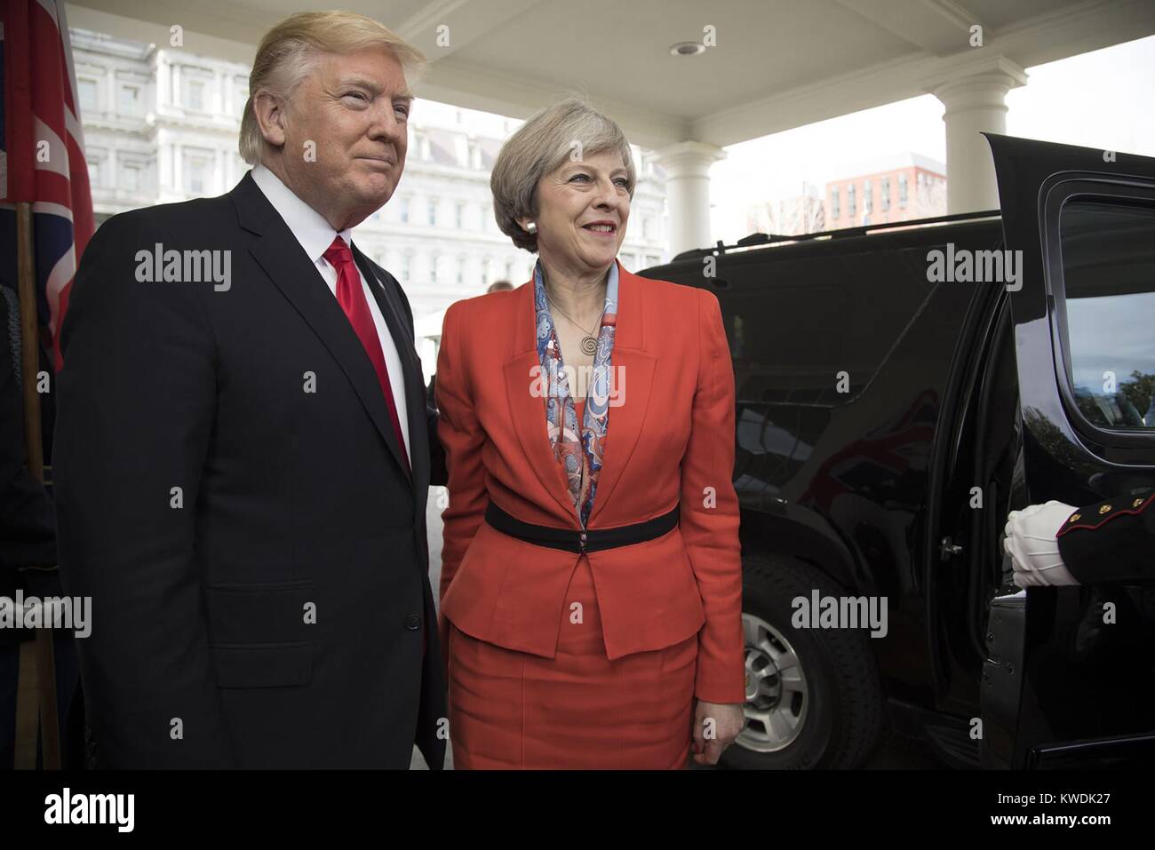 Presidente Donald Trump si compiace del Primo Ministro britannico Theresa Maggio alla Casa Bianca, Gennaio 27, 2017. Entrambi sono stati recentemente installati leader e i membri della NATO (BSLOC 2017 18 162) Foto Stock
