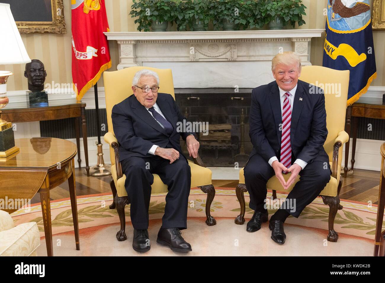 Presidente Donald Trump soddisfa con l ex segretario di Stato Henry Kissinger, 10 maggio 2017. Quando Trump e Kissinger si è incontrato con i giornalisti, i giorni precedenti la cottura del direttore dell'FBI James Comey dominato il dialogo pubblico (BSLOC 2017 18 165) Foto Stock