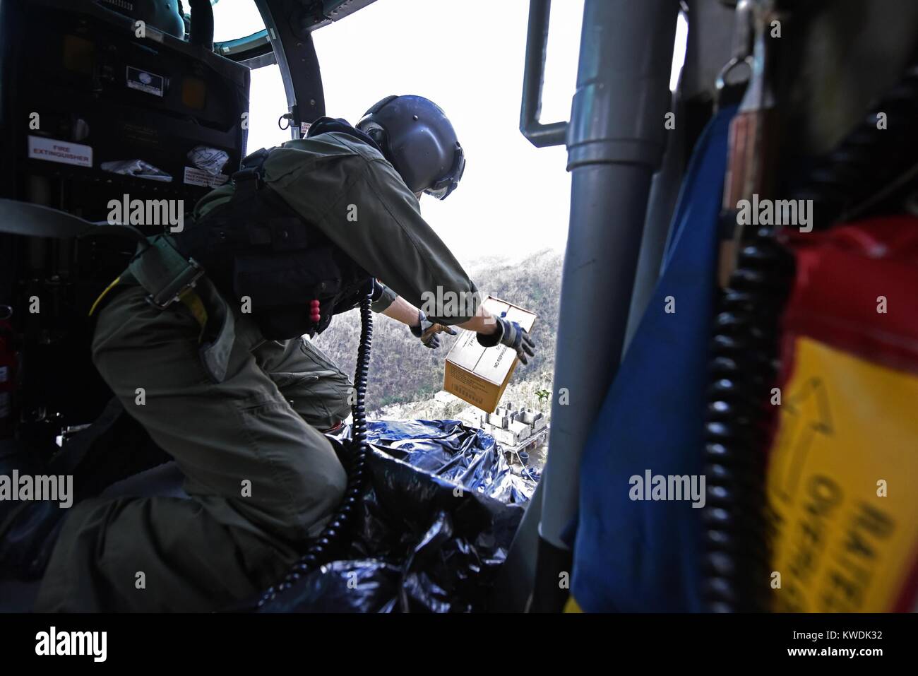 US Coast Guard elicottero scende una scatola di MREs con la gente del posto nei pressi di Utuado, Puerto Rico. La comunità è stato bloccato dopo l uragano Maria da lavato fuori strade e colate di fango, Ottobre 3, 2017 (BSLOC 2017 18 179) Foto Stock