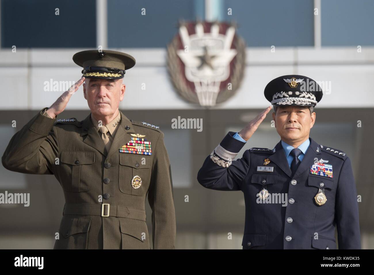 Xlii Comitato militare riunione a Seoul in Corea del Sud, Ottobre 27, 2017. Marine Corps gen. Joe Dunford, Chmn., Comune di capi di Stato Maggiore, saluta con il suo sud coreano di controparte e Air Force gen. Jeong Kyeong-doo. Funzionari militari discusse operazioni alleate in risposta alla minaccia rappresentata dalla Corea del Nord (BSLOC 2017 18 181) Foto Stock