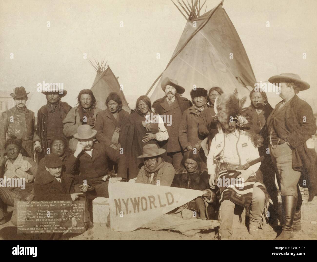 Euroamericana Lakota e gli uomini a Pine Ridge Prenotazione on gennaio 16, 1891. Essi sono stati il tentativo di ristabilire la pace dopo la Wounded Knee massacro di dicembre 29, 1890. In piedi e seduta in due righe nella parte anteriore del tipis. Gli uomini di fronte sono in possesso di un "NY Mondo' gagliardetto. Dalla leggenda: capi indiani e i funzionari statunitensi. 1. Due sciopero. 2. Crow cane. 3. Breve - Boll. 4. Falco di alta. 5. Due lance. 6. La calciata orso. 7. Buona voce. 8. Thunder Hawk. 9. Orso rocciosi. 10. Giovane uomo ha paura del suo cavallo. 11. Cavallo americano. 12. W.F. Cody (Buffalo Bill). 13. Il Mag. J.M. Burk. 14. J.C. Craiger. 15. J. McDonald. 16. J.G. Vale la pena. Foto Stock