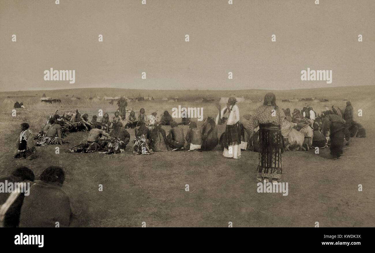 Nativi americani esecuzione rituale danza fantasma c. 1890. Una donna in piedi indossa un abito bianco, un costume speciale per la danza rituale. Foto di James Mooney, un etnologo con noi Dipartimento degli Interni (BSLOC 2017 18 3) Foto Stock