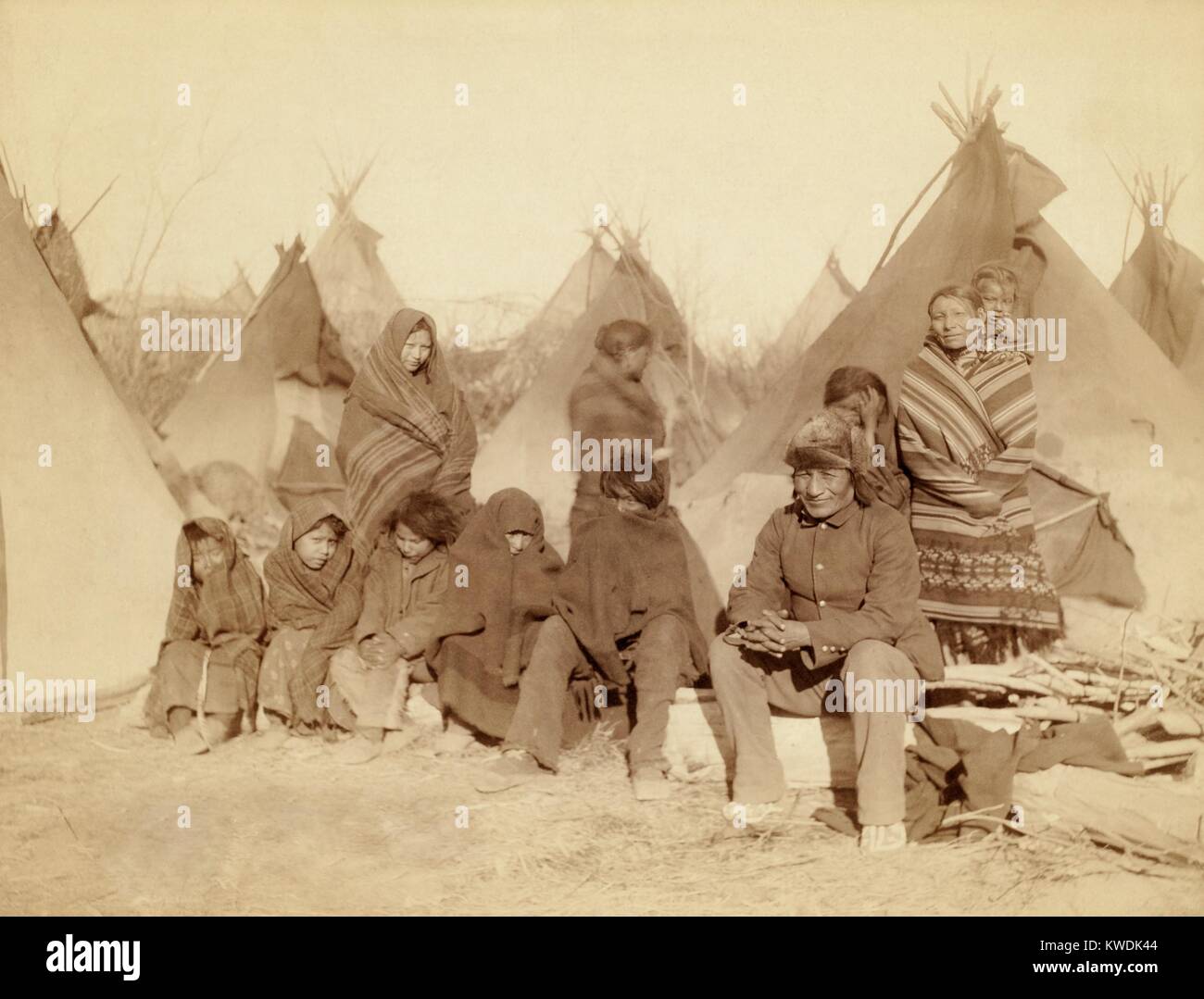 Undici Miniconjou Lakota (Sioux) in un tende Tepee camp, dopo la Wounded Knee massacro di dicembre 29, 1890. Essi sono sopravvissuti di elks maculato (aka Big Foot) band dal Cheyenne River Indian Reservation, South Dakota. Foto di Giovanni Grabill, Gennaio 1891. Foto di Giovanni Grabill, Gennaio 1891 (BSLOC 2017 18 34) Foto Stock