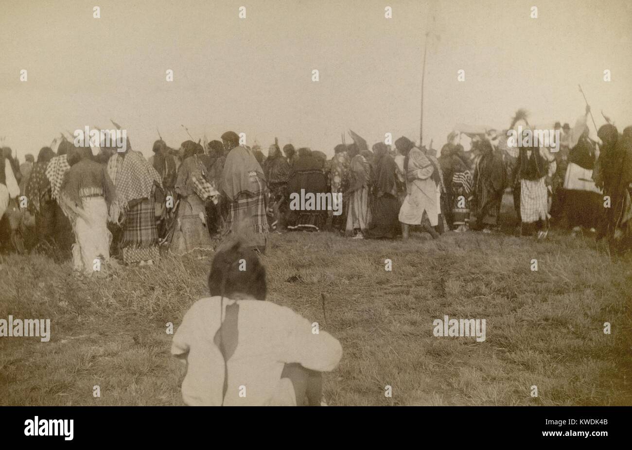 Nativi americani esecuzione rituale danza fantasma c. 1890. In cinque giorni di danza visioni indotta di unione con parenti morti, che sono state poi condivise tra i ballerini. Foto di James Mooney, un etnologo con noi Dipartimento degli Interni (BSLOC 2017 18 4) Foto Stock