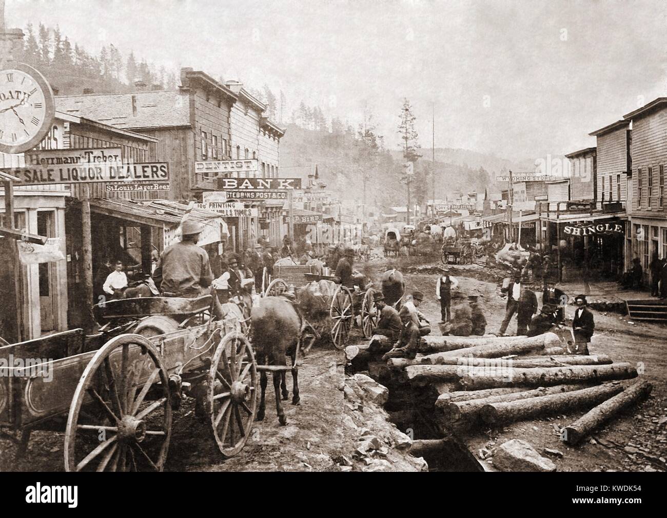 Main Street, Deadwood, South Dakota, durante la corsa all'oro del 1876. Relazioni di oro nelle Black Hills all interno della Grande Riserva Sioux avviato un Gold Rush e Deadwood divenne una ruvida città del braccio (BSLOC 2017 18 51) Foto Stock