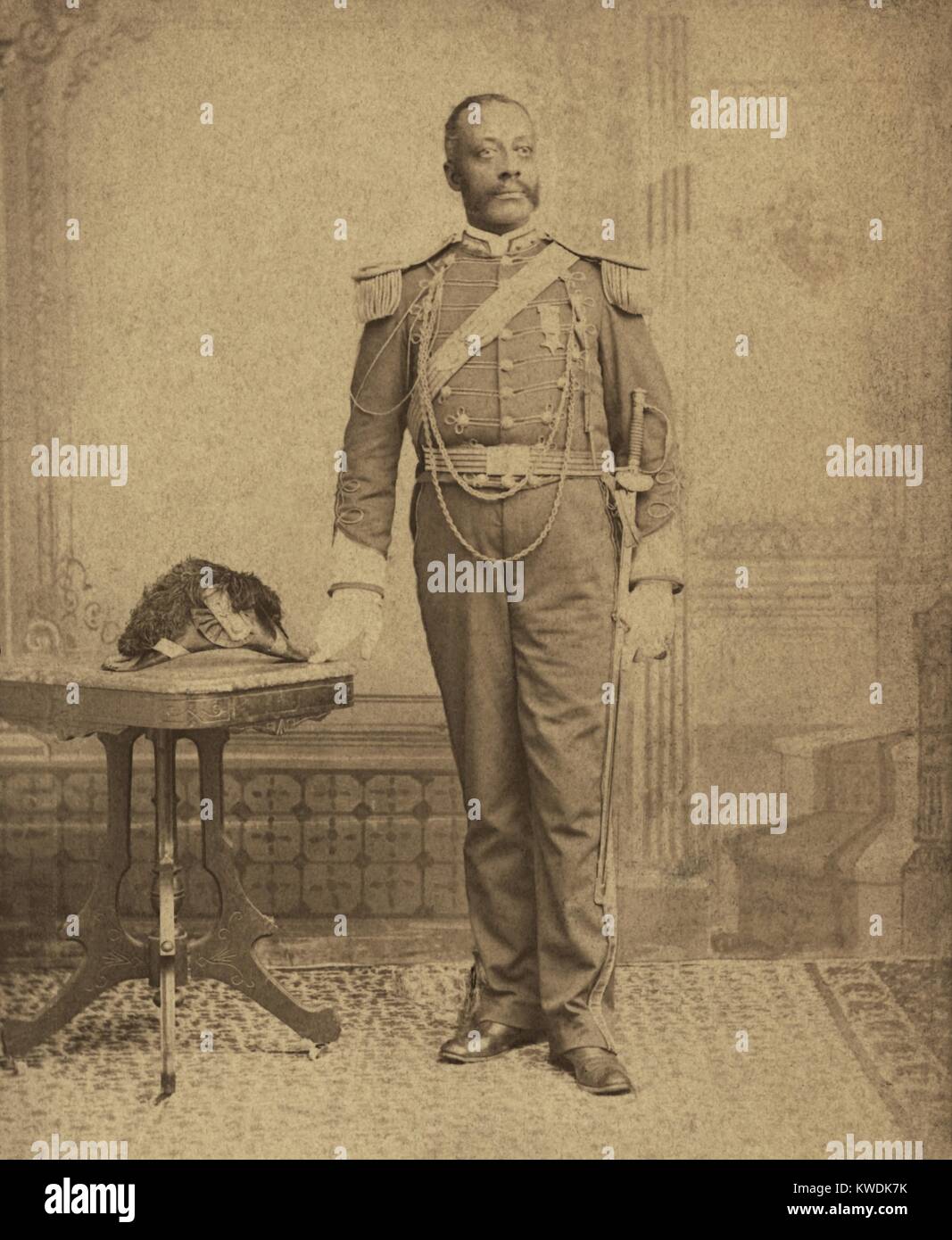 African soldato americano, indossando GAR (grande esercito della Repubblica) medaglia. Foto di Giovanni nipote, a Washington, D.C. fotografo attivo dal 1880-1895 (BSLOC 2017 20 103) Foto Stock