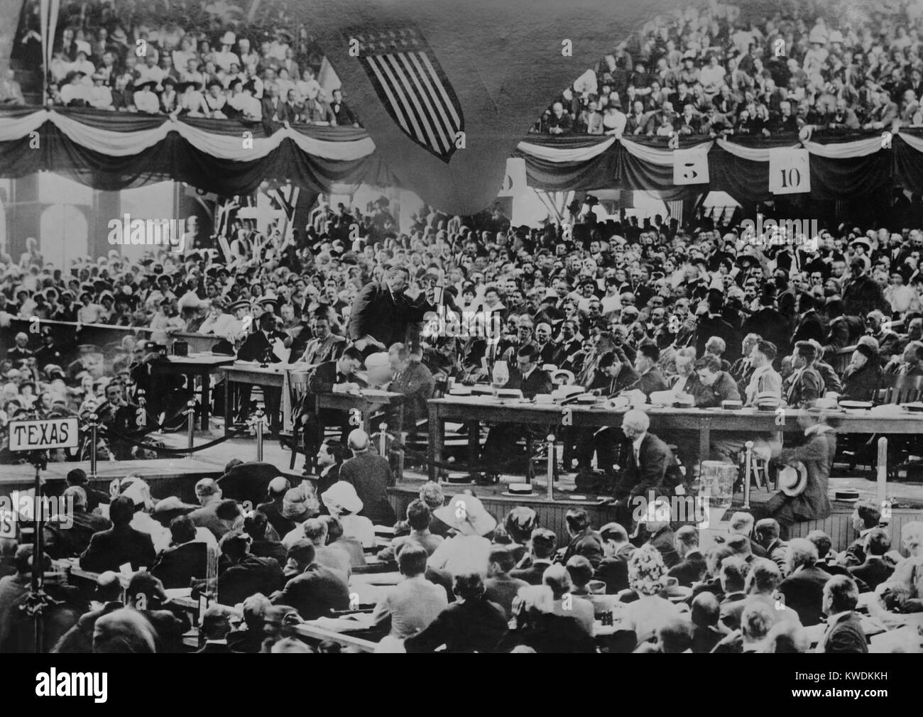 Theodore Roosevelt affrontando la progressiva convenzione nazionale, 6 agosto 1912. Egli ha dato un 2 ore di discorso in cui egli ha invitato i Partiti Democratico e Repubblicano come boss cavalcato e privilegio controllata…lolla BSLOC 2017 8 49) Foto Stock