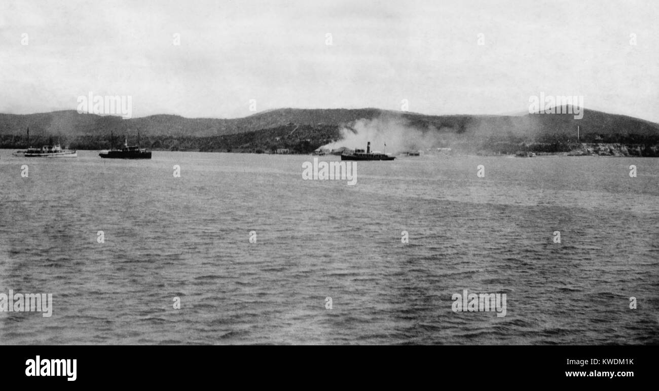 Vista in lontananza noi Maines in atterraggio a Guantánamo, a Cuba, in Giugno 6-10, 1898. L'incrociatore leggero USS MARBLEHEAD, e incrociatori ausiliari USS ST. LOUIS e USS YANKEE prese parte alla battaglia di Guantanamo Bay (BSLOC 2017 10 17) Foto Stock