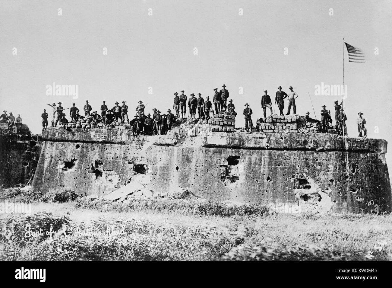 Truppe americane dopo la bandiera sollevamento Fort San Antonio de Abad, malato, Manila, il 13 agosto 1898. Noi e i comandanti spagnoli hanno convenuto di una coreografia di impegno, la simulazione di battaglia di Manila, dopo la quale lo spagnolo rapidamente si arrese a salvare la vita di soldati e Spagnolo onore. Con un semplice sistema di battaglia, noi non ha bisogno della guida dell'esercito rivoluzionario filippino, e impedito la loro entrata in Manila, indebolendo la loro rivendicazione di indipendenza nazionale (BSLOC 2017 10 66) Foto Stock