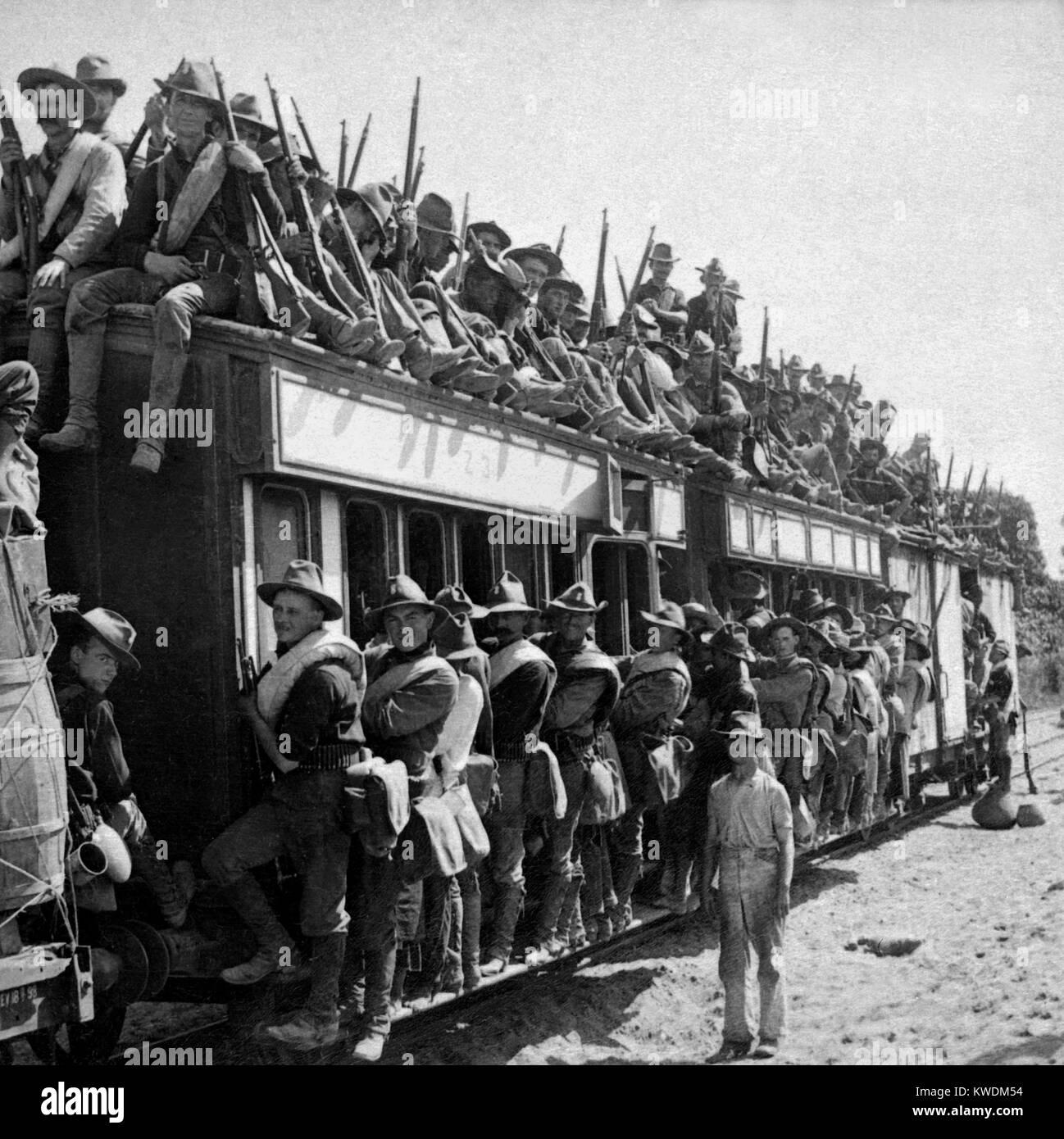 Xvii fanteria andando verso la parte anteriore in un treno durante la guerra Philippine-American. Dopo i primi sei mesi di guerra nel 1899, il filippino insorti spostato all'interno del nord e ha adottato le tattiche di guerriglia (BSLOC 2017 10 82) Foto Stock