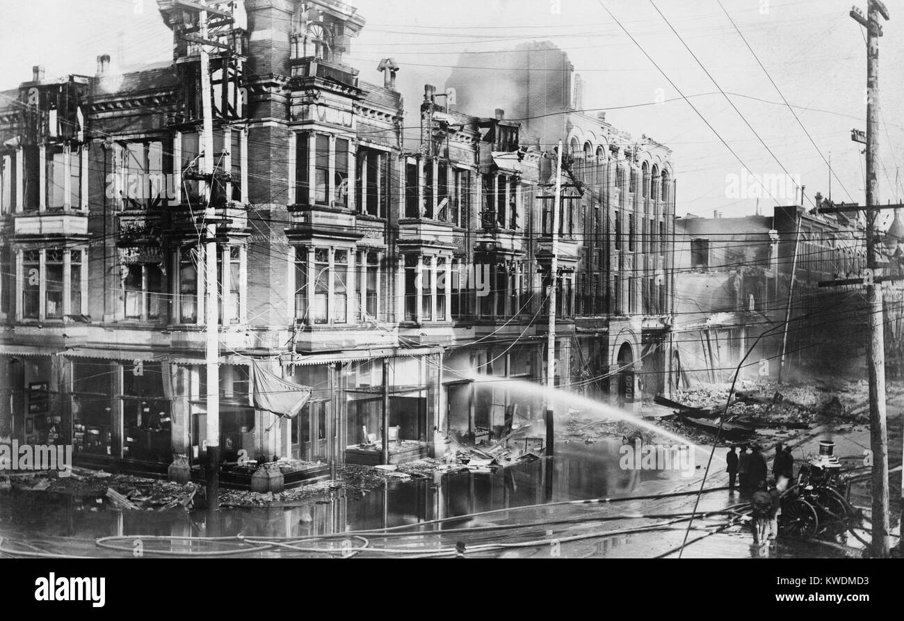 Motore Fire la spruzzatura di acqua su bruciò edifici di San Francisco dopo il terremoto del 1906 (BSLOC 2017 17 12) Foto Stock