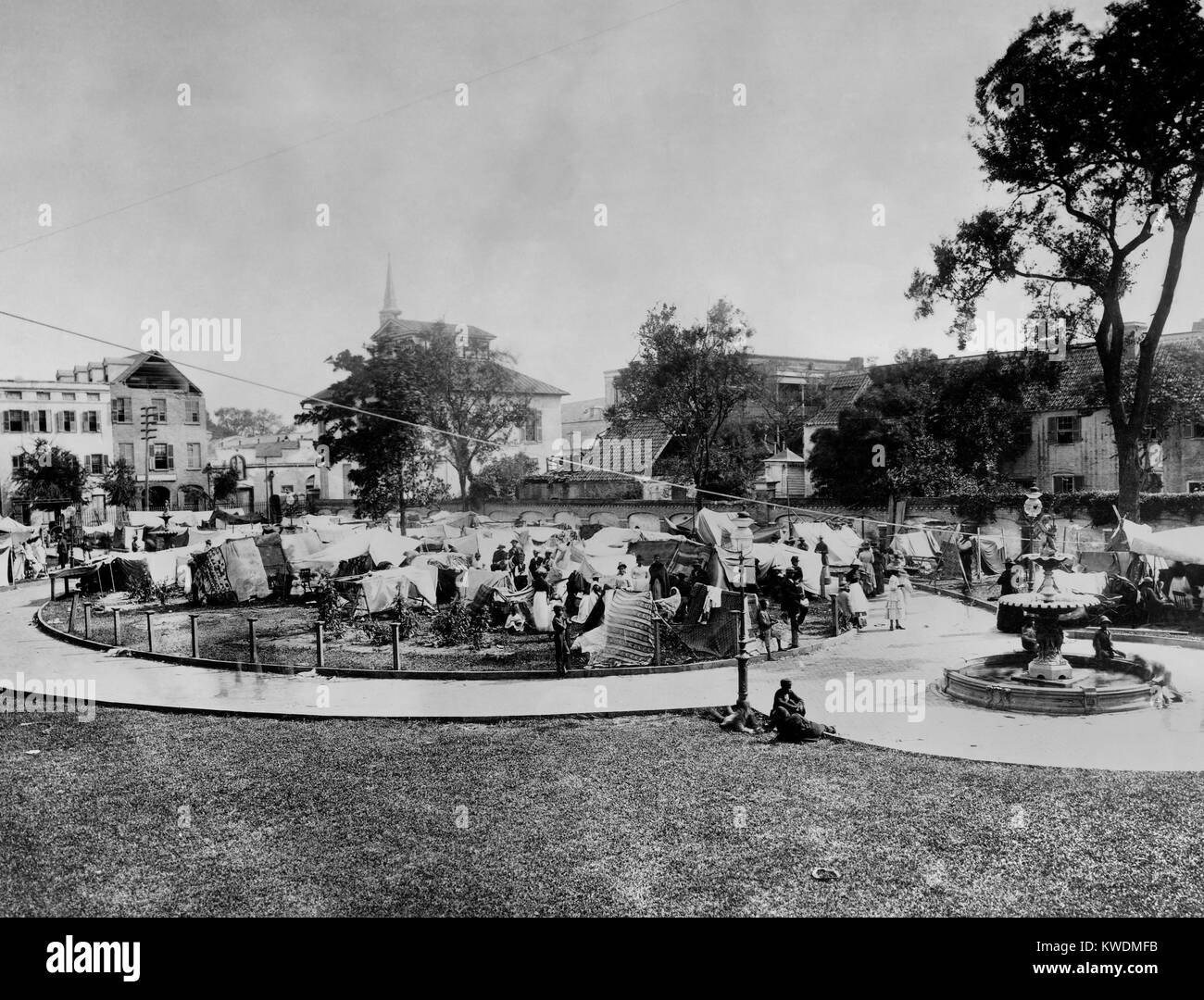 Gli afroamericani si accamparono in un parco cittadino di Charleston dopo il terremoto del mese di agosto 31, 1886. Quasi tutti in Charleston abbandonato le loro case danneggiate dormire nei parchi, cimiteri, cortili, su autobus, navi, carri di ghiaccio e vagoni ferroviari. Foto di John K. Hillers (BSLOC 2017 17 58) Foto Stock