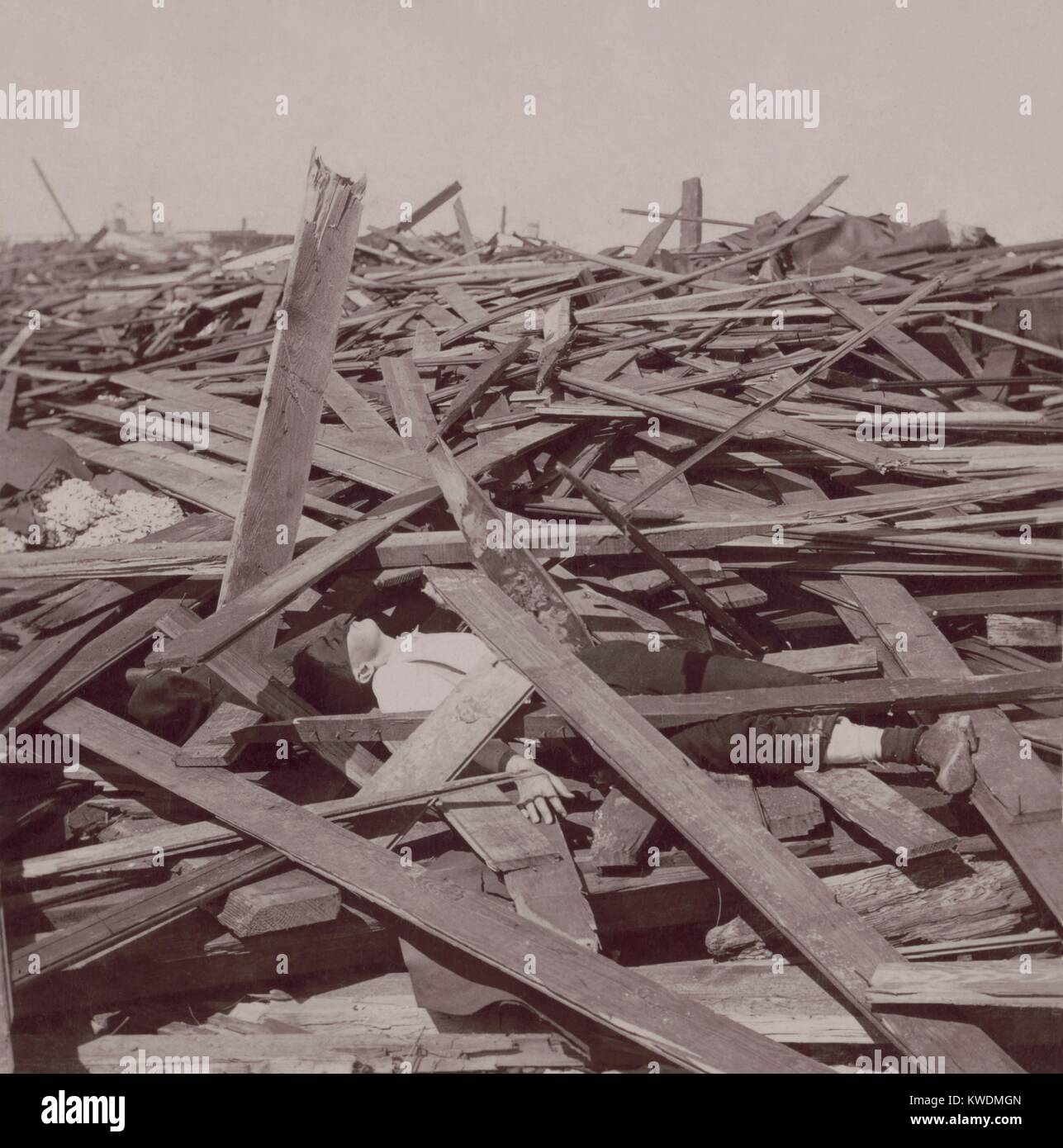 Un uomo morto sotto tavole di legno dopo il Galveston in Texas, uragano di Settembre 8, 1900. 8.000 persone sono ritenuti uccisi, rendendo questa la peggior catastrofe naturale nella storia degli Stati Uniti (BSLOC 2017 17 84) Foto Stock